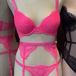 Victoria’s Secret very sexy bra & Brazilian slip